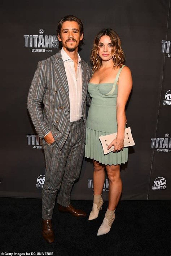 Chloe Pacey - Bio, Age, Wiki, Facts and Family