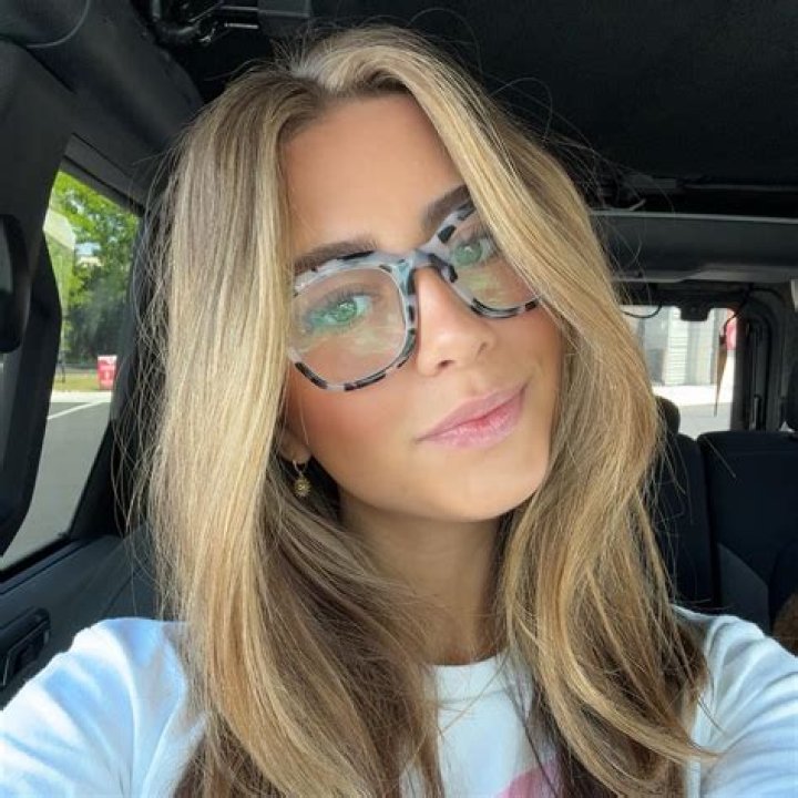 Halle Sandberg (webvideostar) - Wikipedia, Age, Net Worth, Biography , Spotify, TikTok, Facebook, Facts and Family