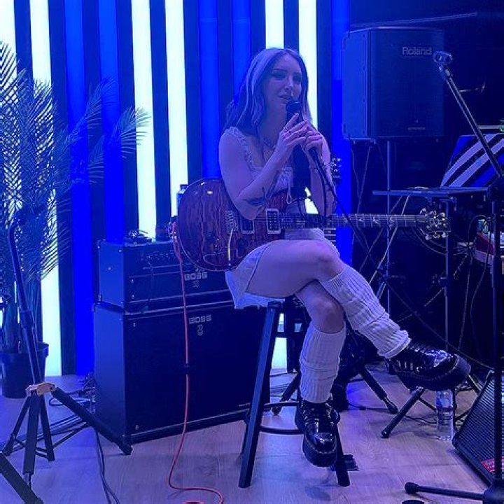 Sophie Burrell (guitarist) - Wikipedia, Age, Net Worth, Biography , Spotify, TikTok, Facebook, Facts and Family