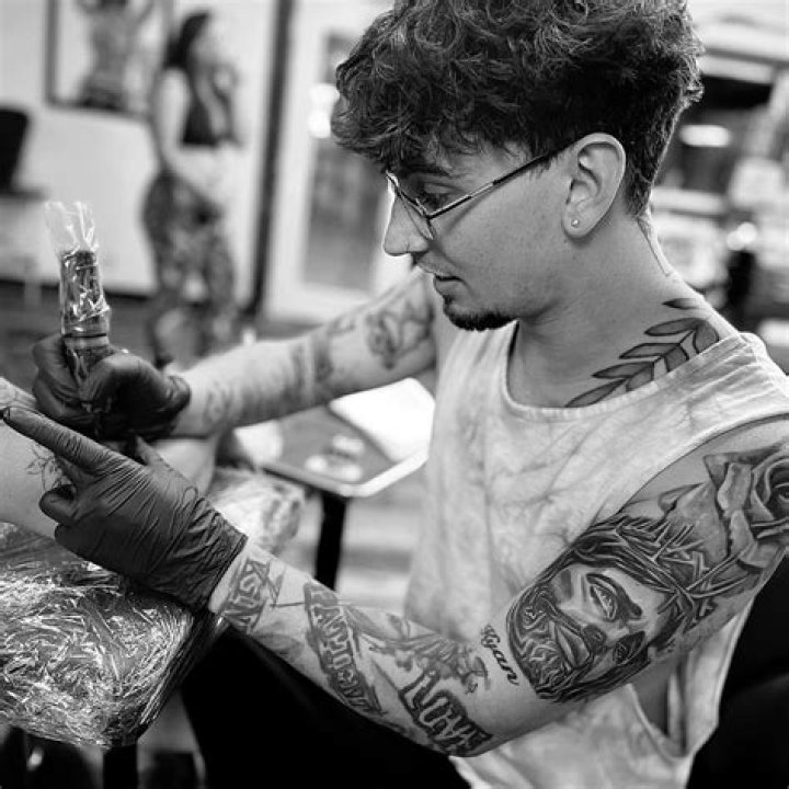 Van Johnson - Bio, Age, net worth, Wiki, Facts and Family